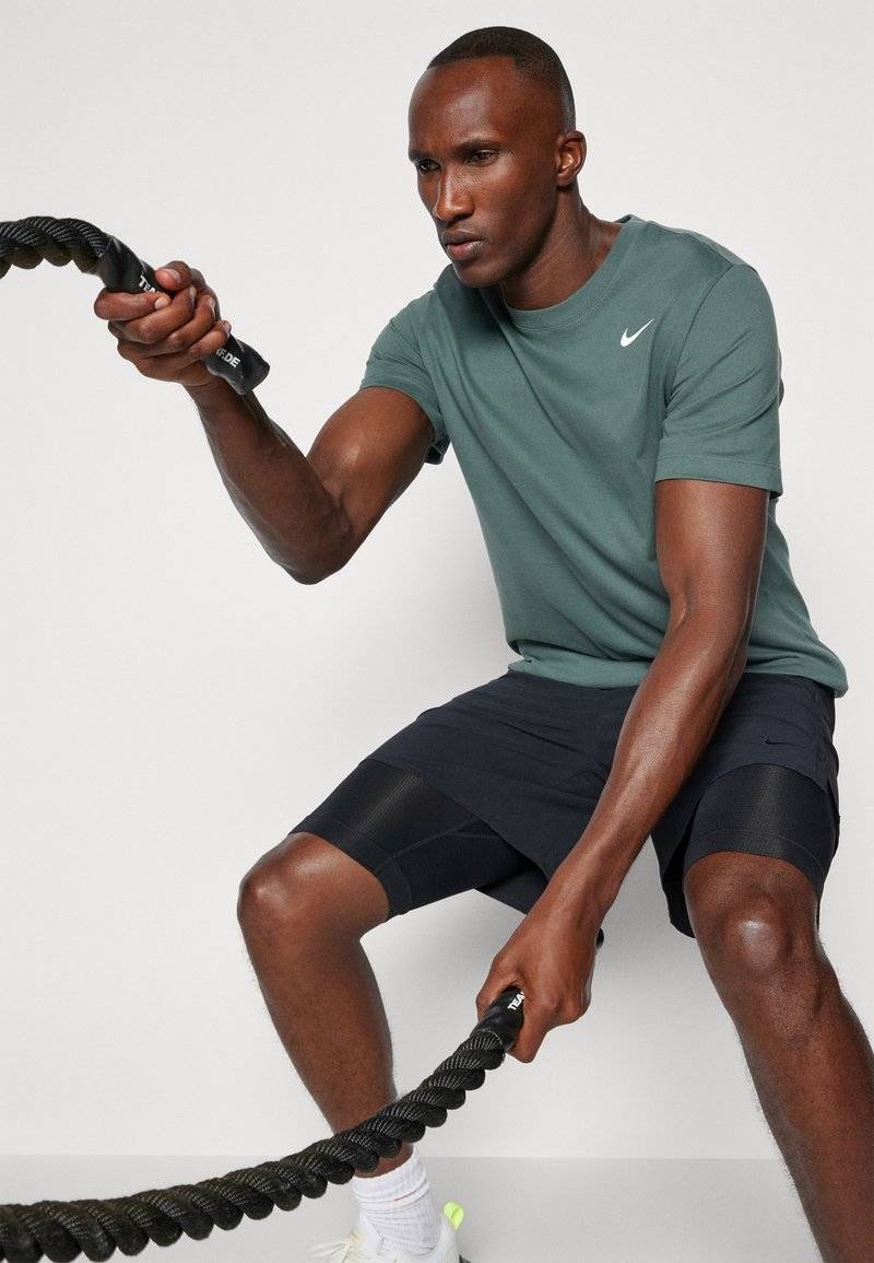 Nike Performance Nike Performance TEE CREW SOLID - Sports T-shirt - vintage green Nur für heute