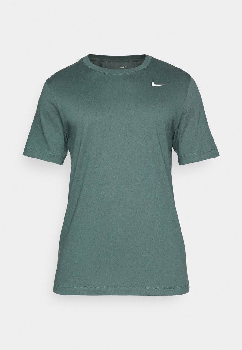 Nike Performance Nike Performance TEE CREW SOLID - Sports T-shirt - vintage green Nur für heute
