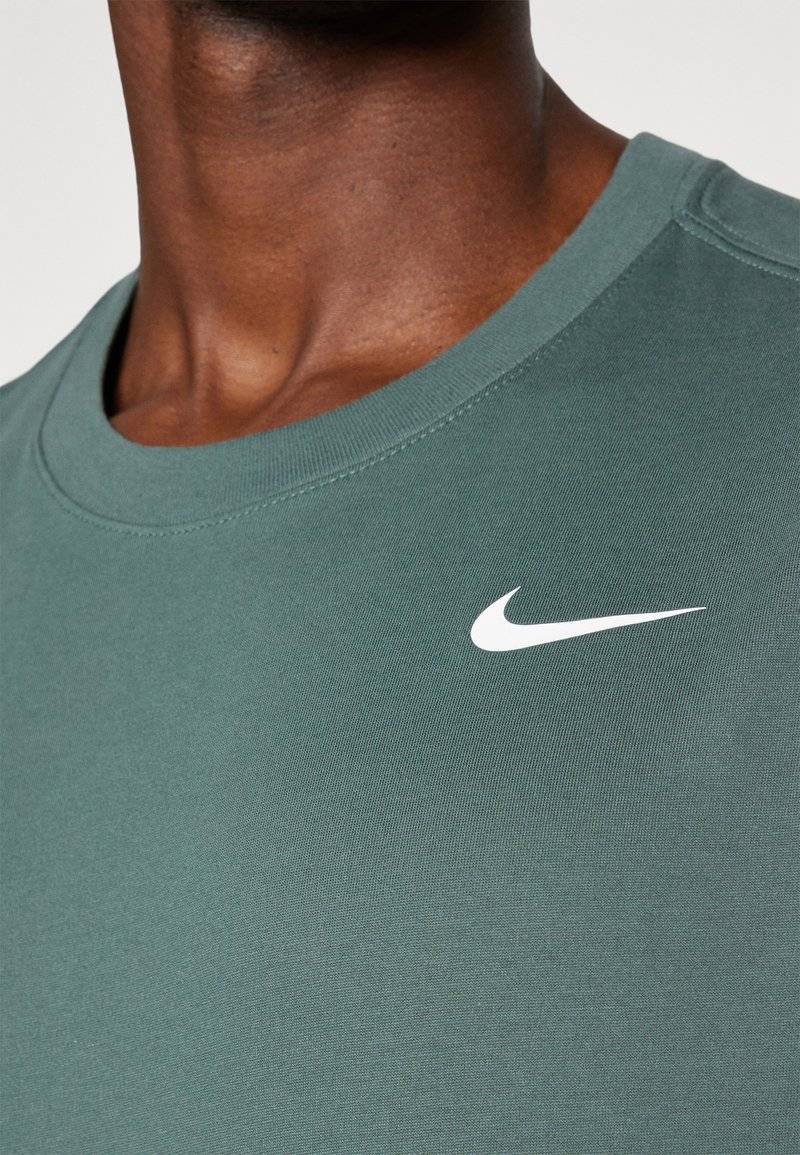 Nike Performance Nike Performance TEE CREW SOLID - Sports T-shirt - vintage green Nur für heute