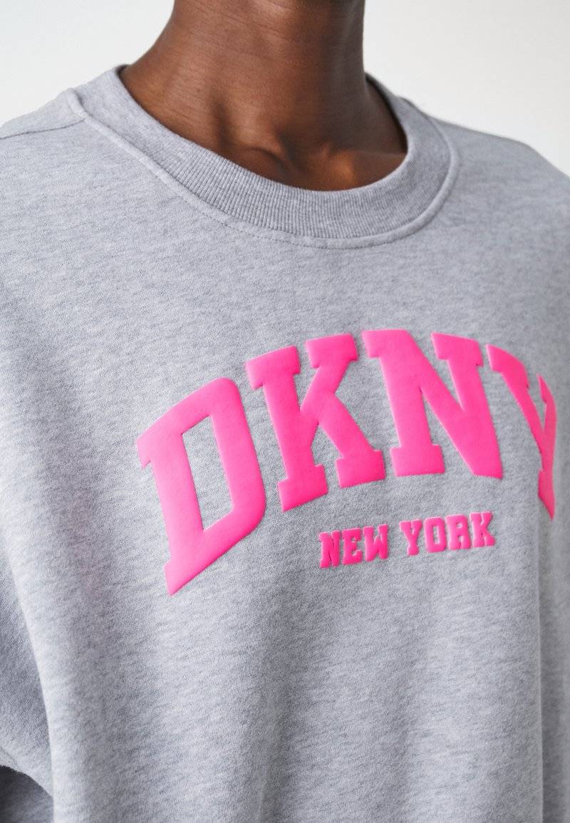 DKNY DKNY VARSITY PUFF LOGO SLEEVE - Sweatshirt Begrenztes Angebot