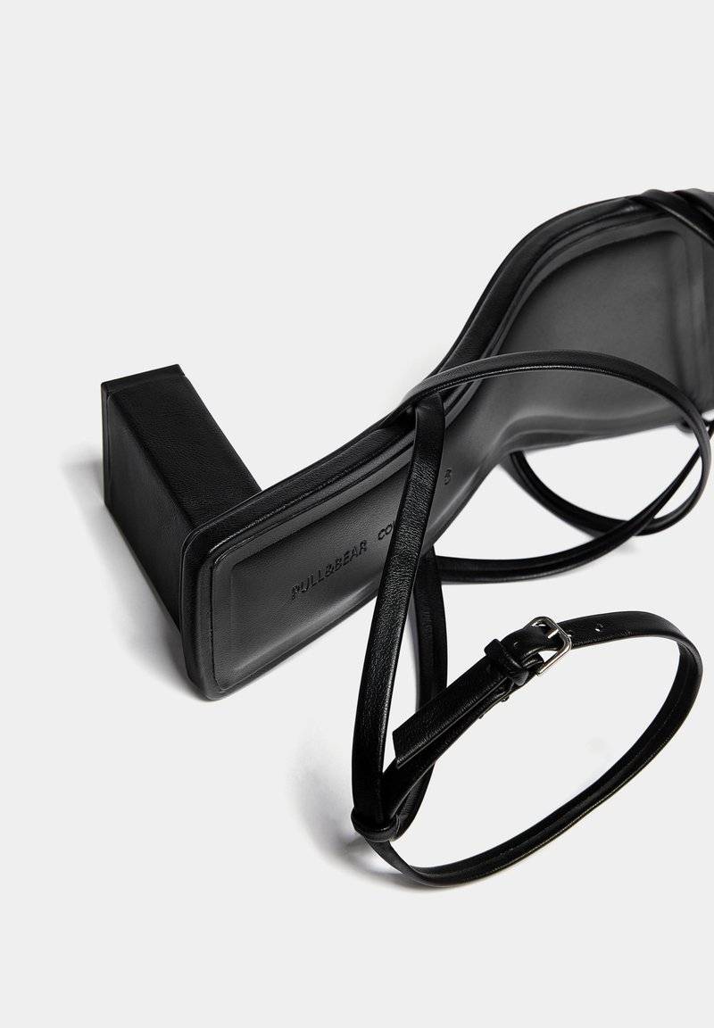 PULL&BEAR PULL&BEAR WITH CROSSOVER STRAPS - Sandals - black Letzte 2 Tage