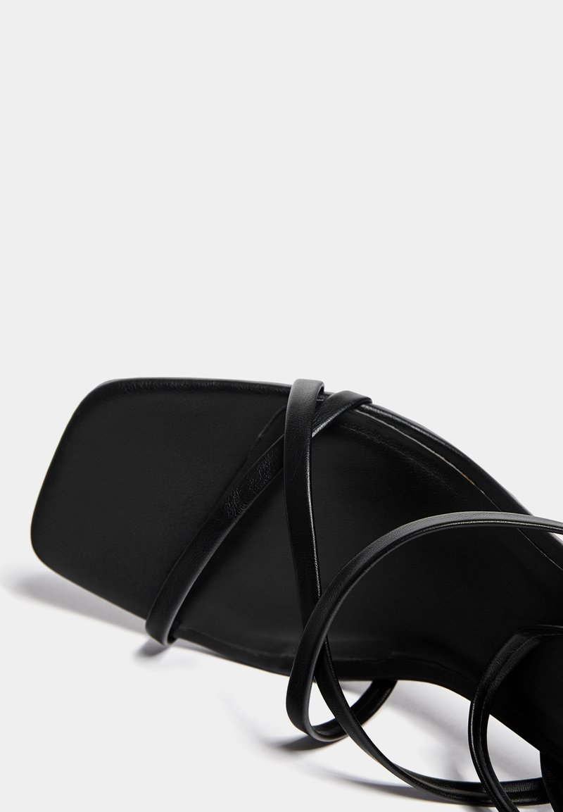 PULL&BEAR PULL&BEAR WITH CROSSOVER STRAPS - Sandals - black Letzte 2 Tage