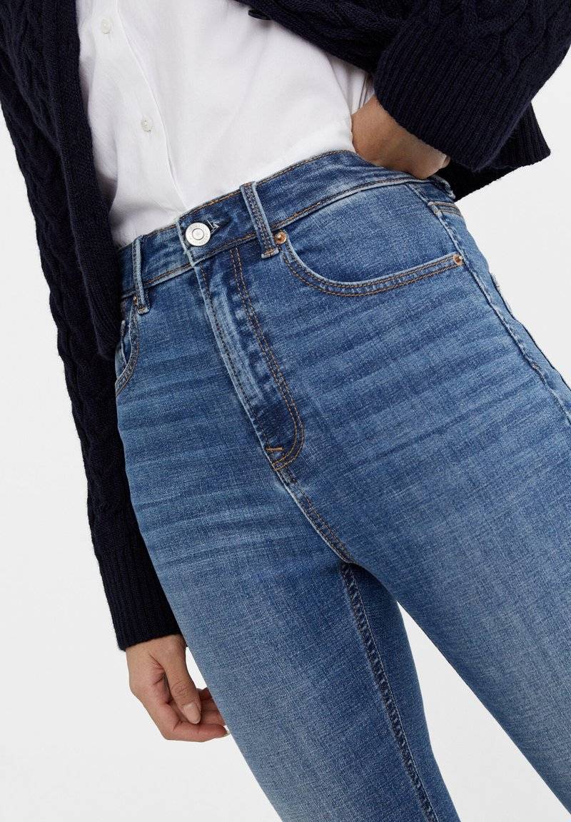 Stradivarius Stradivarius MIT SEHR HOHEM BUND - Jeans Skinny Fit - blue denim Osterangebot