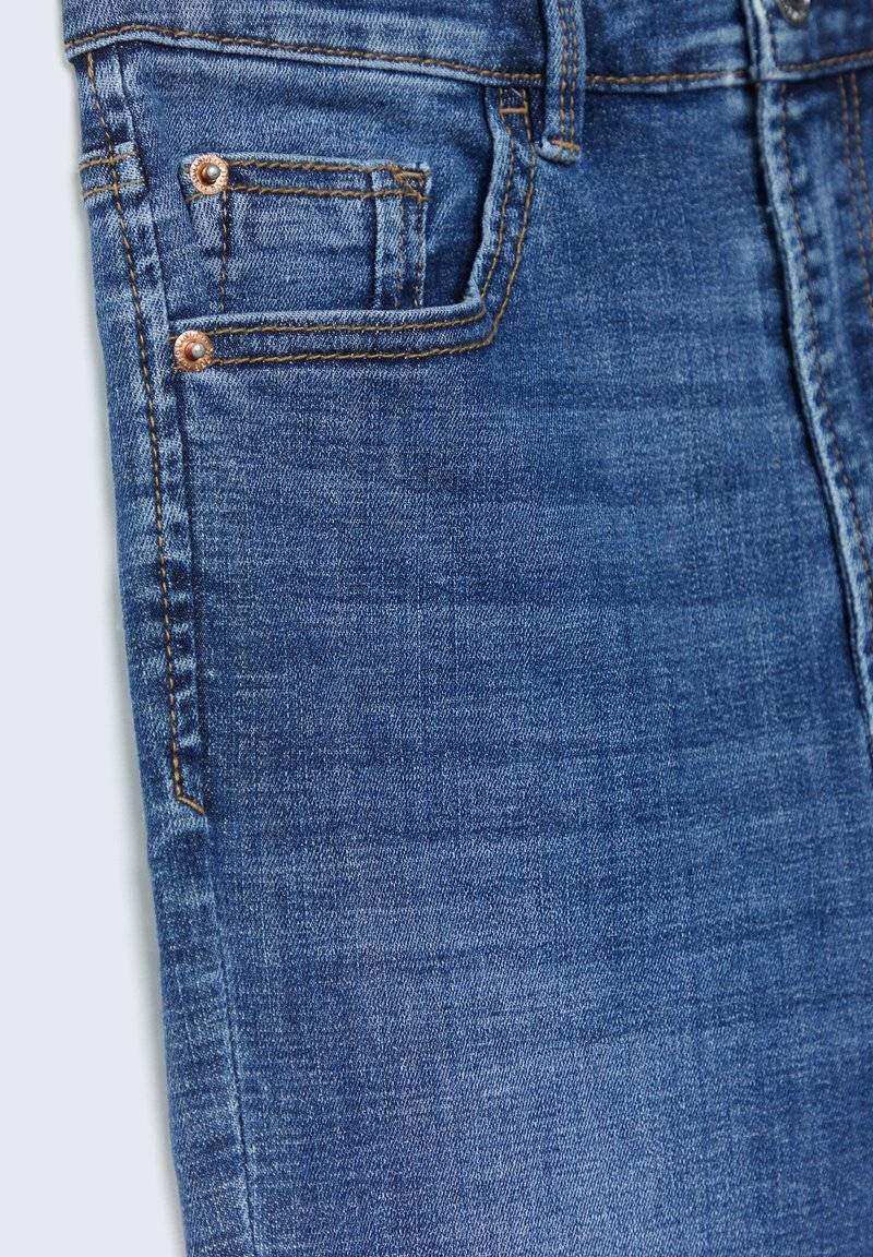 Stradivarius Stradivarius MIT SEHR HOHEM BUND - Jeans Skinny Fit - blue denim Osterangebot
