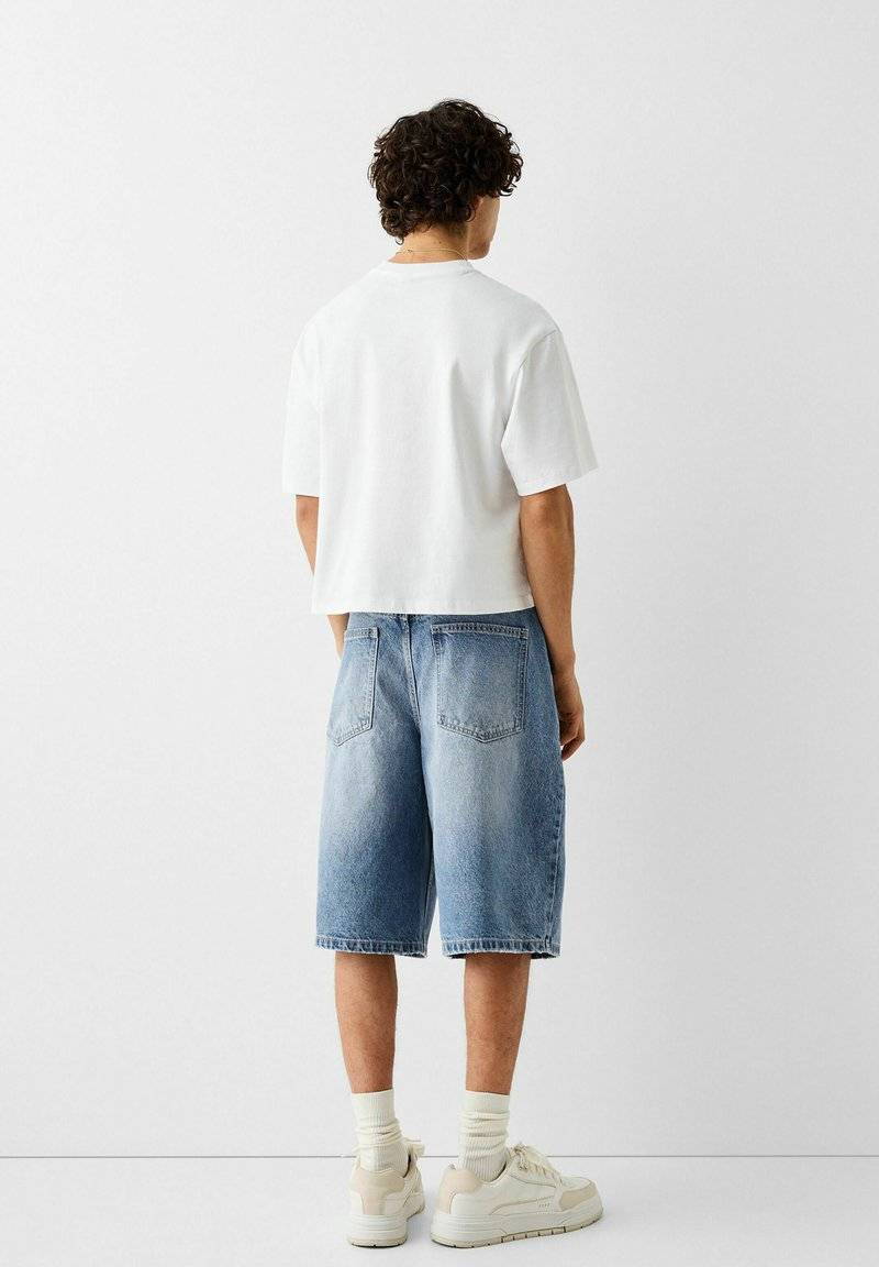 Bershka Bershka BAGGY BERMUDA - Denim shorts - lightblue denim Heißer Verkauf