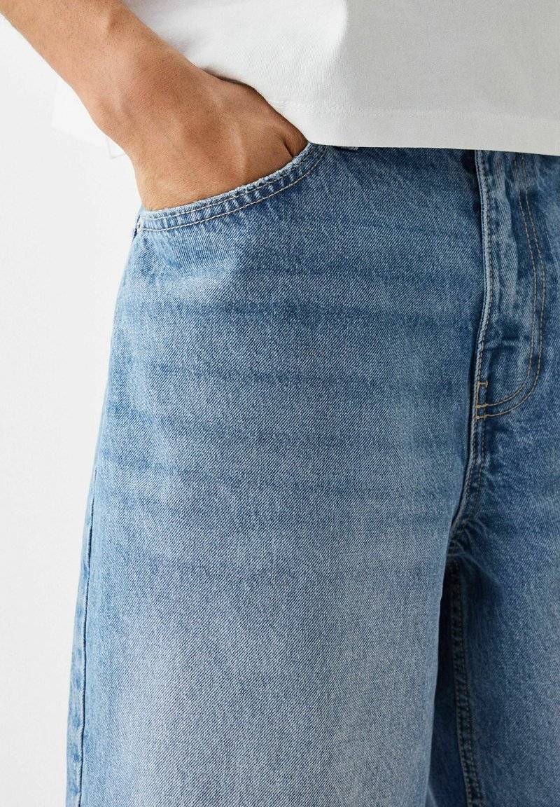 Bershka Bershka BAGGY BERMUDA - Denim shorts - lightblue denim Heißer Verkauf