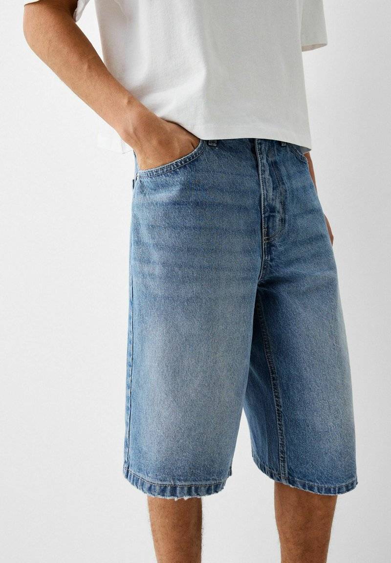 Bershka Bershka BAGGY BERMUDA - Denim shorts - lightblue denim Heißer Verkauf