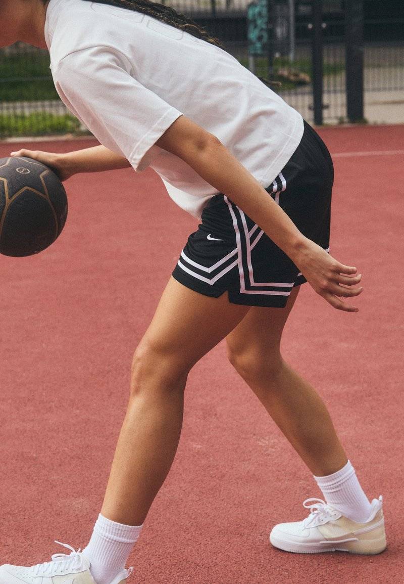 Nike Performance Nike Performance CROSSOVER SHORT - Sports shorts - black black white Letzter Tag