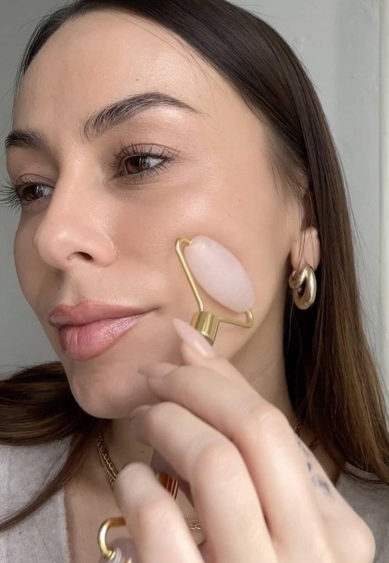 ARI ANWA Skincare ARI ANWA Skincare THE GLOW KIT ROSE – FACE YOGA SET: GUA SHA, ROSENQUARZ ROLLER & 3D MASSAGER - Skincare set - rosa Limitierter Zeitrabatt