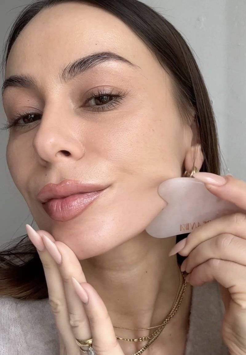 ARI ANWA Skincare ARI ANWA Skincare THE GLOW KIT ROSE – FACE YOGA SET: GUA SHA, ROSENQUARZ ROLLER & 3D MASSAGER - Skincare set - rosa Limitierter Zeitrabatt