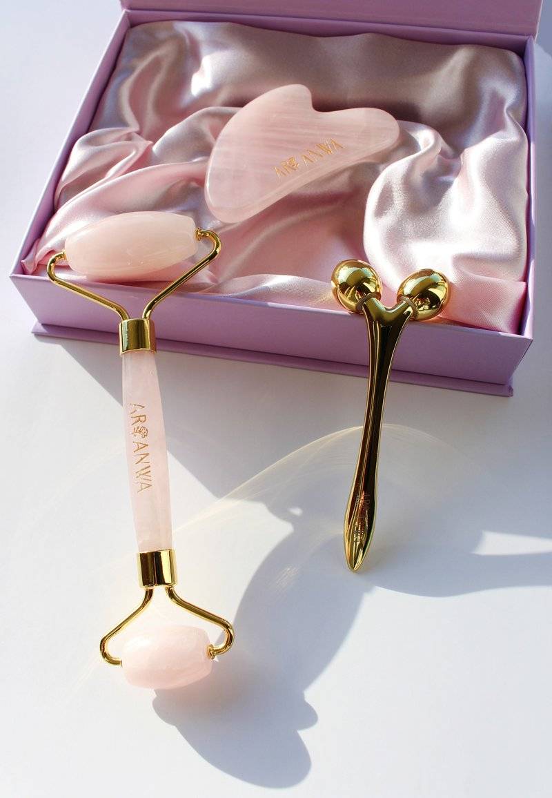 ARI ANWA Skincare ARI ANWA Skincare THE GLOW KIT ROSE – FACE YOGA SET: GUA SHA, ROSENQUARZ ROLLER & 3D MASSAGER - Skincare set - rosa Limitierter Zeitrabatt