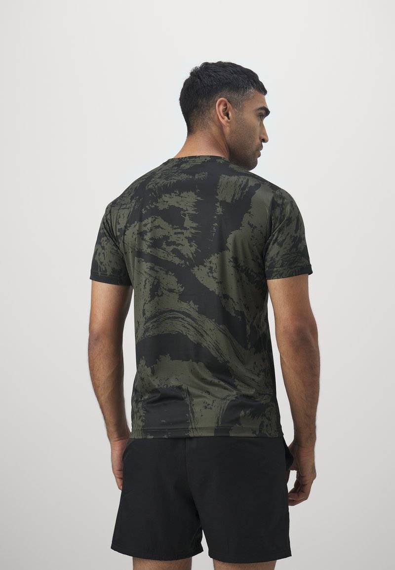 Puma Puma TRAIN ALL DAY TEE - Print T-shirt - dark olive Osterangebot