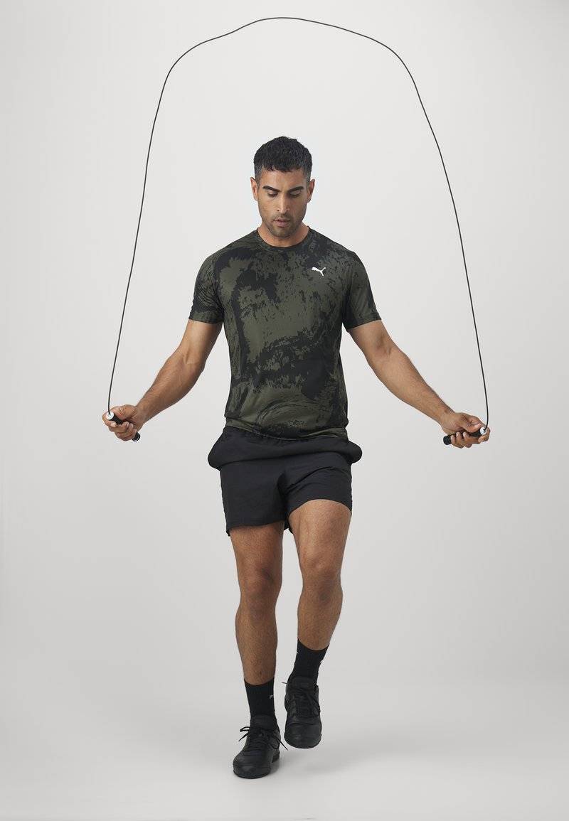 Puma Puma TRAIN ALL DAY TEE - Print T-shirt - dark olive Osterangebot