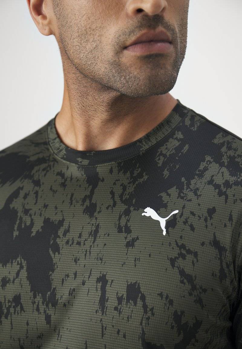 Puma Puma TRAIN ALL DAY TEE - Print T-shirt - dark olive Osterangebot