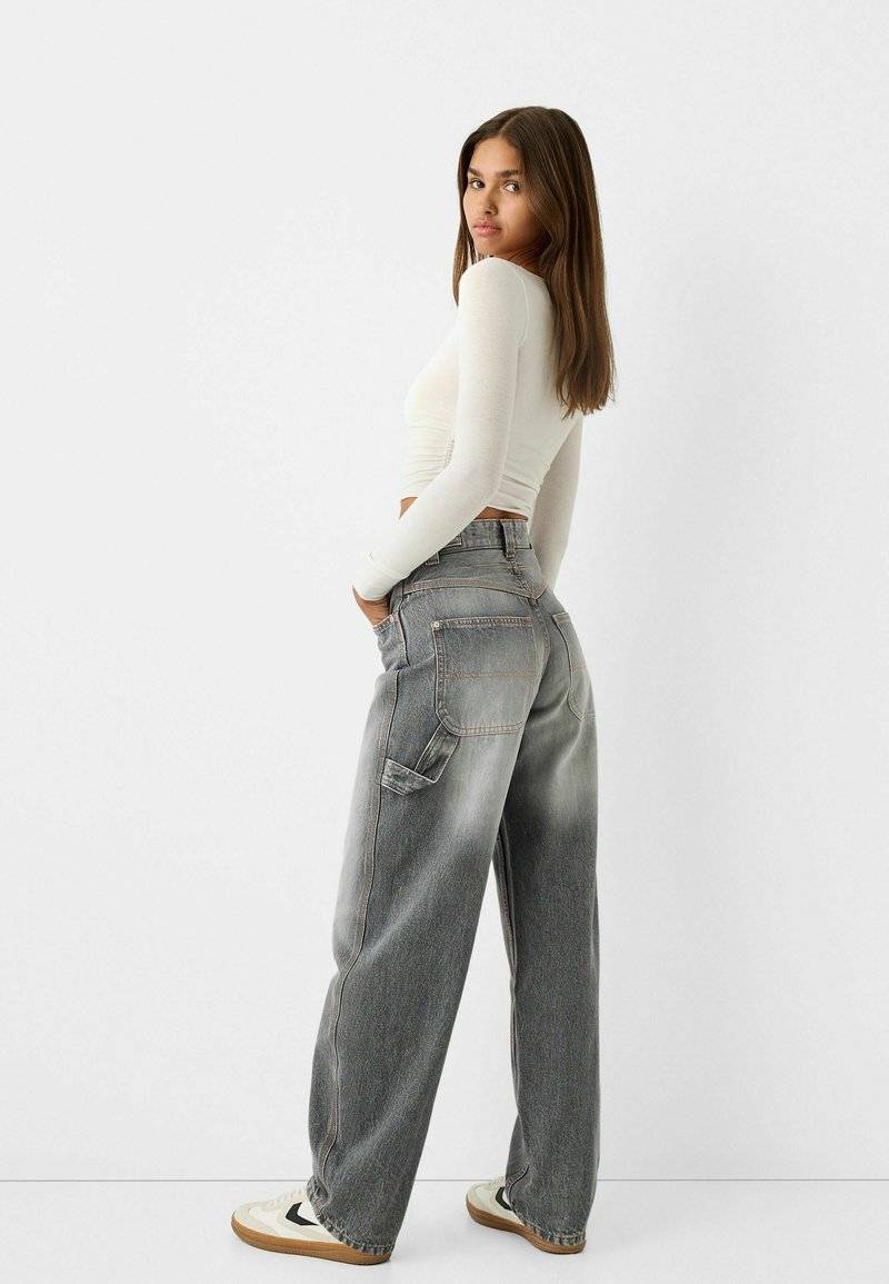 Bershka Bershka WIDE BALLOON CARPENTER - Relaxed fit jeans - grey Kostenlose Rückgabe