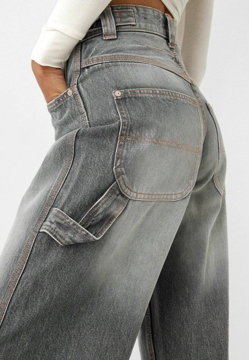 Bershka Bershka WIDE BALLOON CARPENTER - Relaxed fit jeans - grey Kostenlose Rückgabe