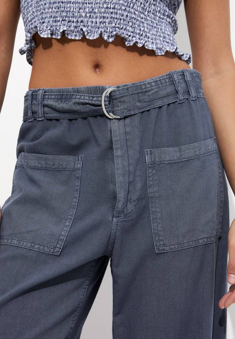PULL&BEAR PULL&BEAR Trousers - blue Letzter Tag