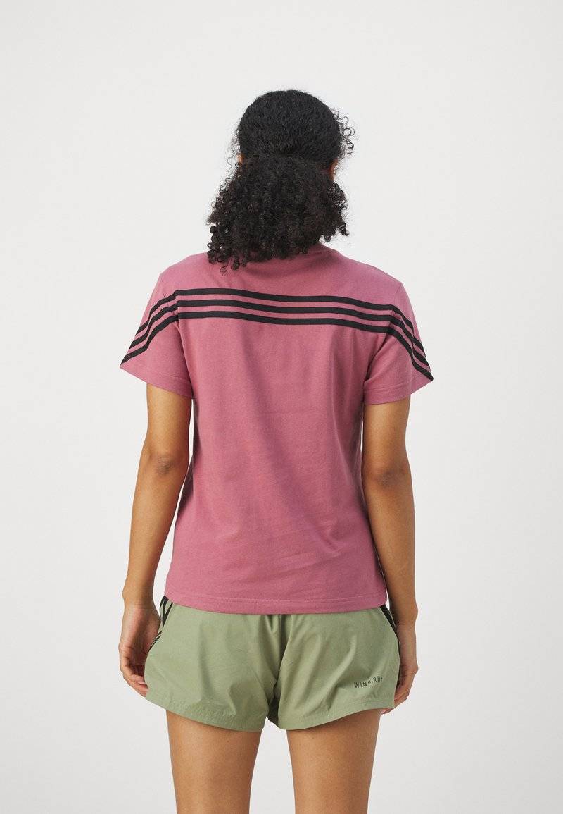 adidas Sportswear adidas Sportswear FUTURE ICONS THREE STRIPES - Print T-shirt - preloved crimson Sonderangebot