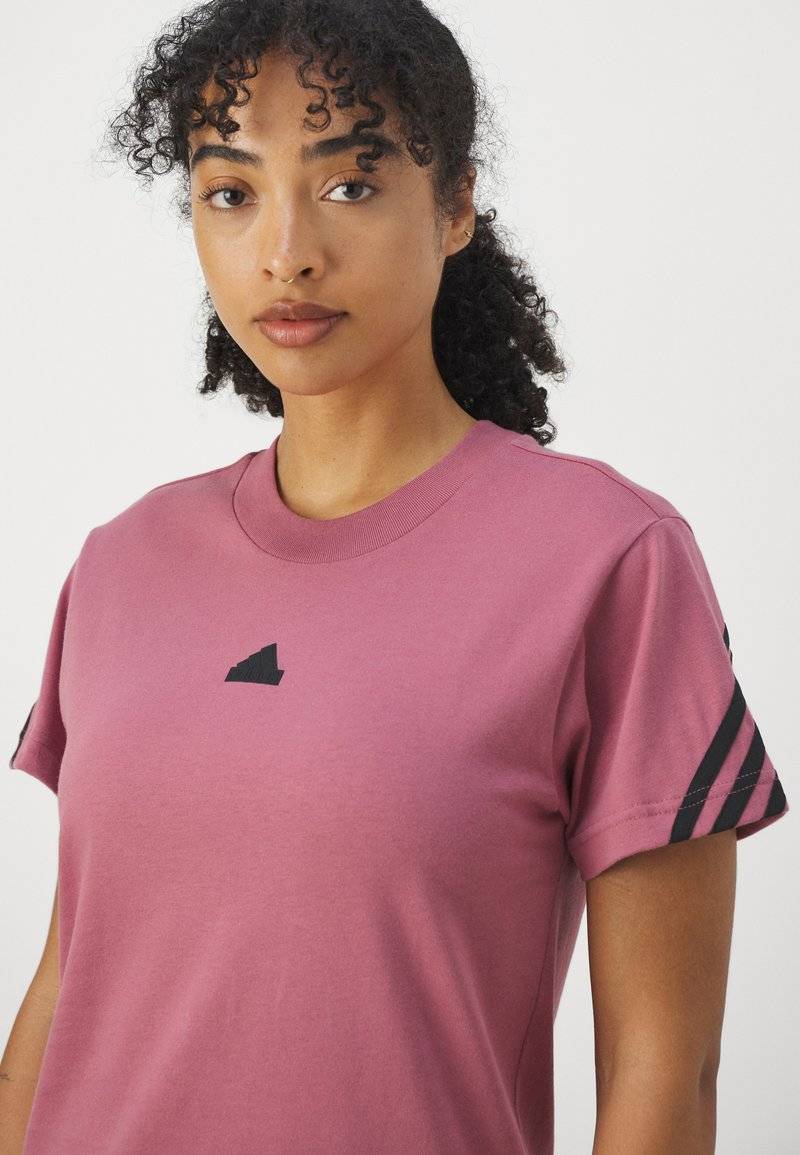 adidas Sportswear adidas Sportswear FUTURE ICONS THREE STRIPES - Print T-shirt - preloved crimson Sonderangebot