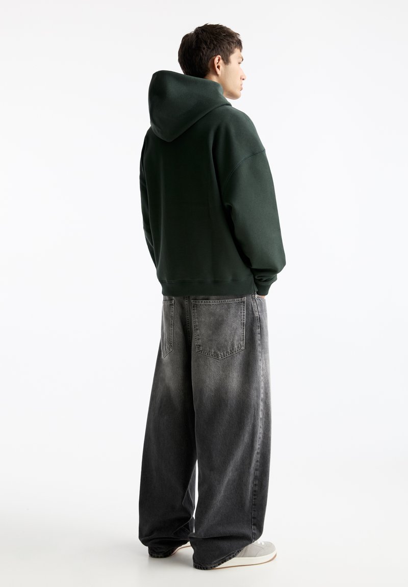 PULL&BEAR PULL&BEAR BOXY - Hoodie - dark green Räumungsverkauf