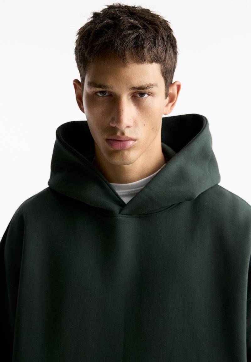 PULL&BEAR PULL&BEAR BOXY - Hoodie - dark green Räumungsverkauf