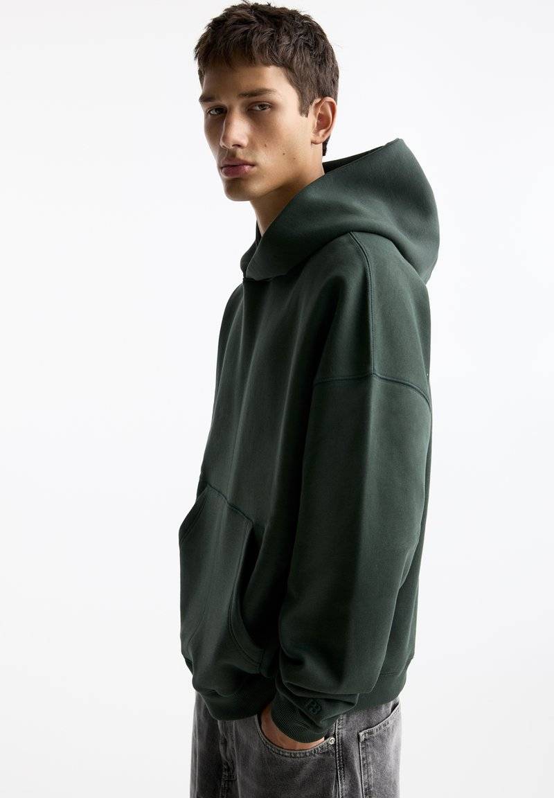 PULL&BEAR PULL&BEAR BOXY - Hoodie - dark green Räumungsverkauf