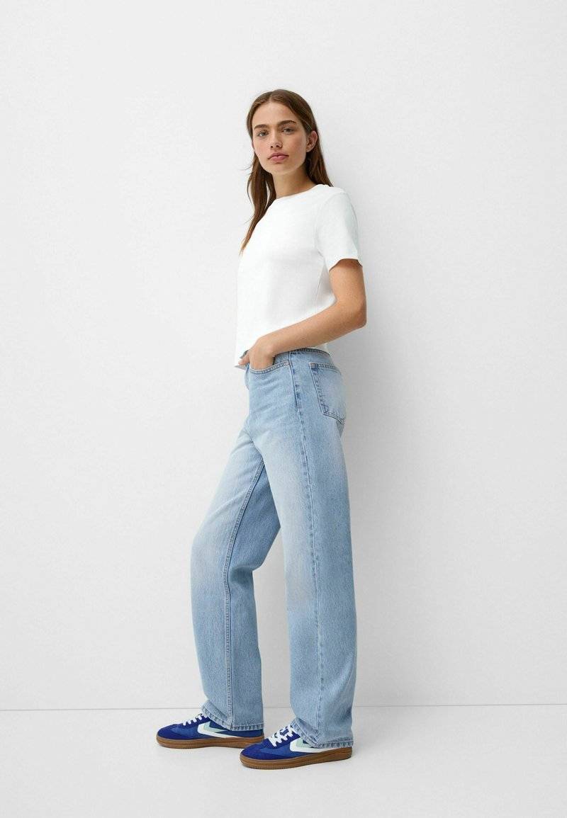 Bershka Bershka MOM - Straight leg jeans 50% Rabatt mit kostenlosem Versand