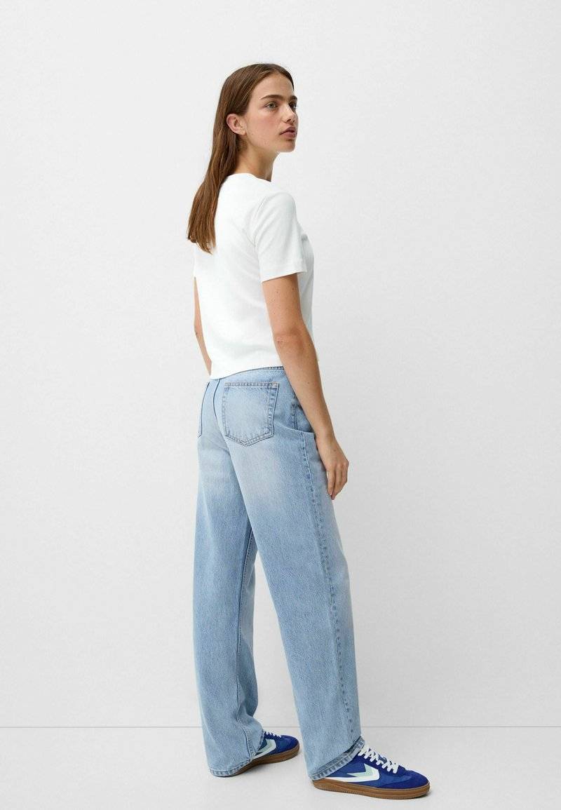 Bershka Bershka MOM - Straight leg jeans 50% Rabatt mit kostenlosem Versand