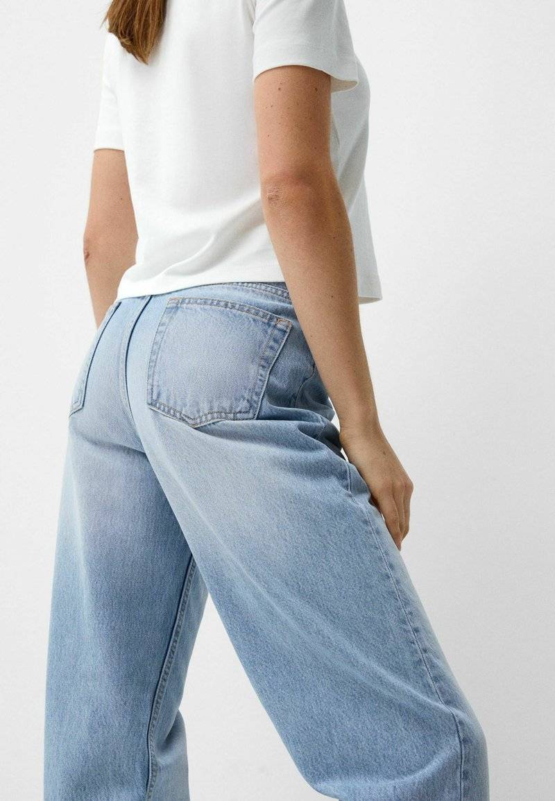 Bershka Bershka MOM - Straight leg jeans 50% Rabatt mit kostenlosem Versand