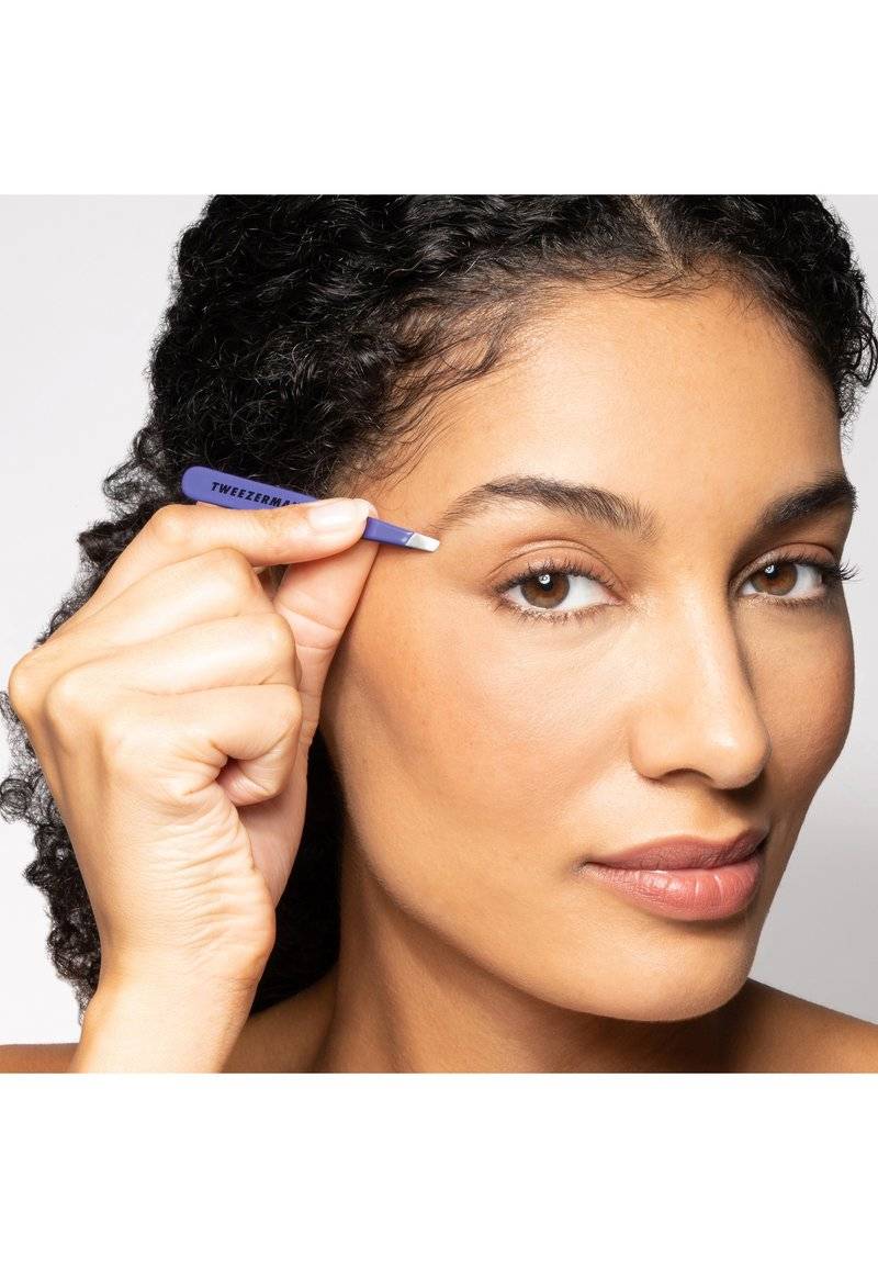 TWEEZERMAN TWEEZERMAN MINI SLANT TWEEZER - Hair removal tool - purple Günstig kaufen