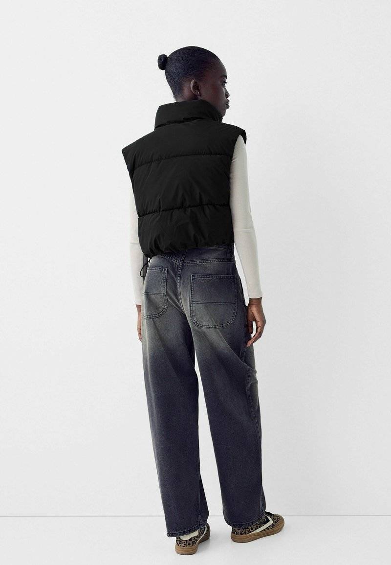 Bershka Bershka CROPPED PUFFER - Waistcoat - black denim Große Rabatte