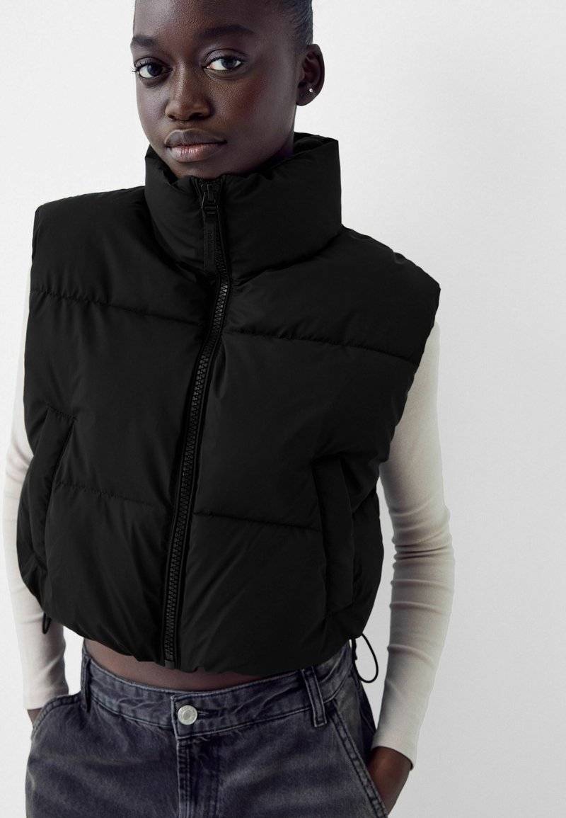 Bershka Bershka CROPPED PUFFER - Waistcoat - black denim Große Rabatte