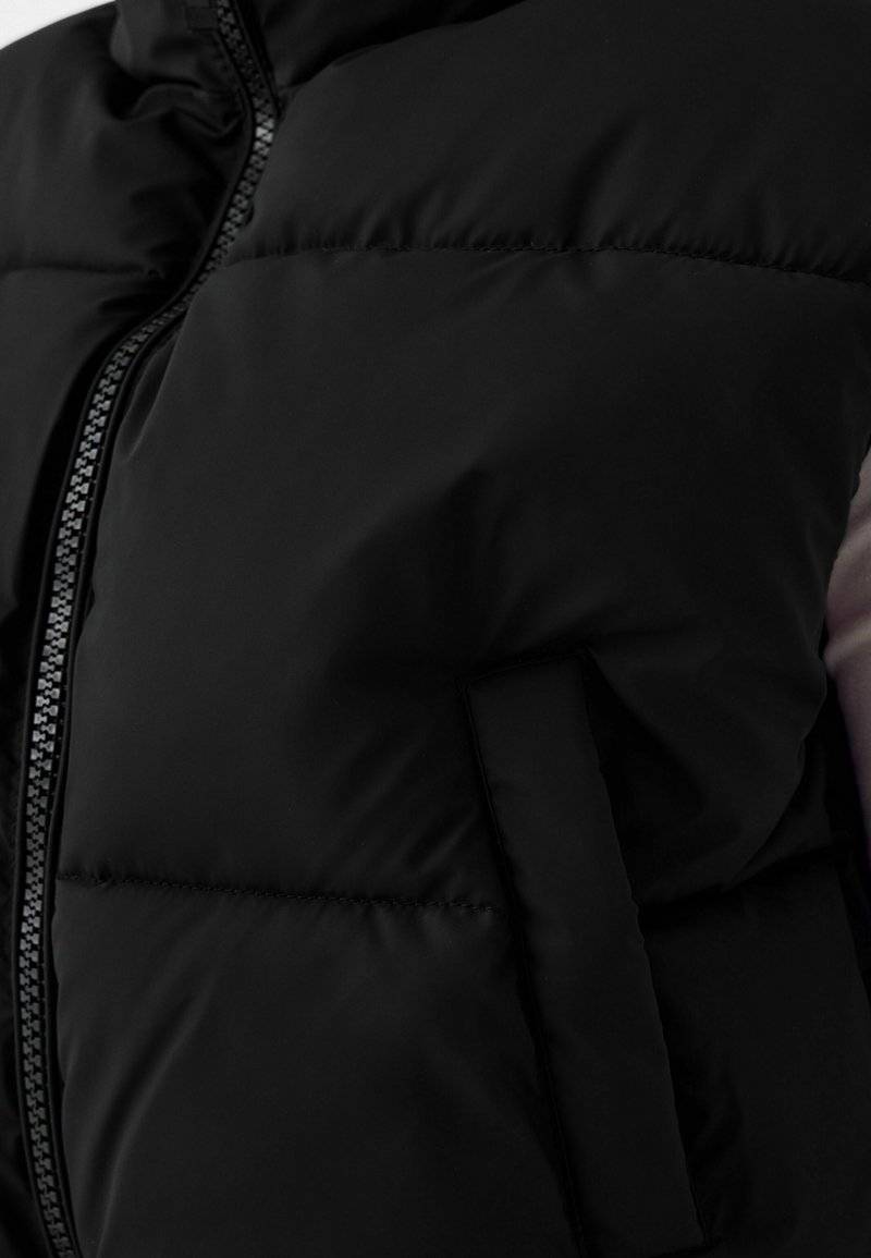 Bershka Bershka CROPPED PUFFER - Waistcoat - black denim Große Rabatte