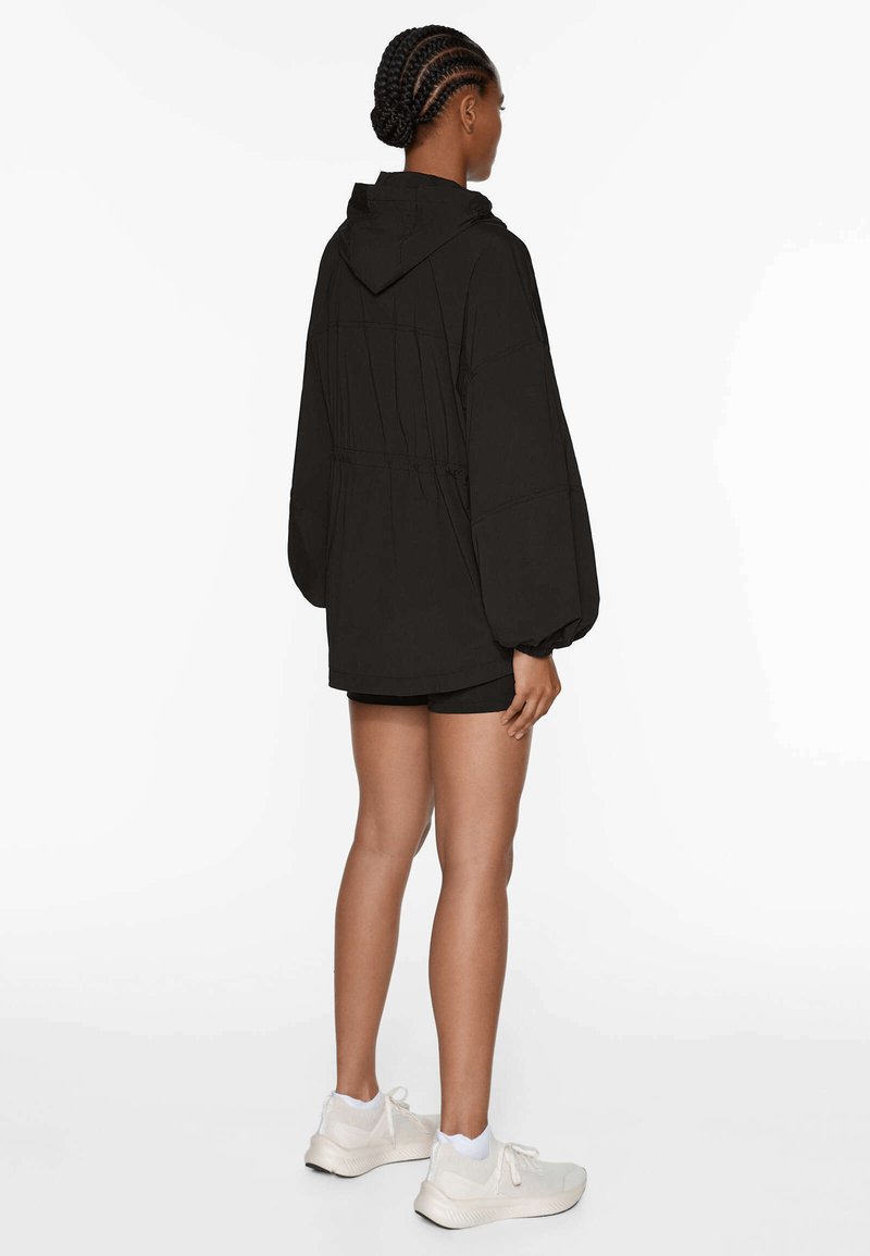 OYSHO OYSHO REPELLENT TECHNICAL - Windbreaker - black Letzter Tag