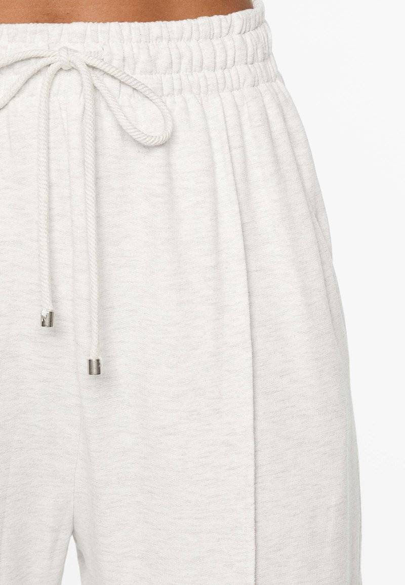 OYSHO OYSHO SOFT TOUCH RELAXED STRAIGHT-LEG - Tracksuit bottoms - mottled light grey Nur noch ein Tag übrig