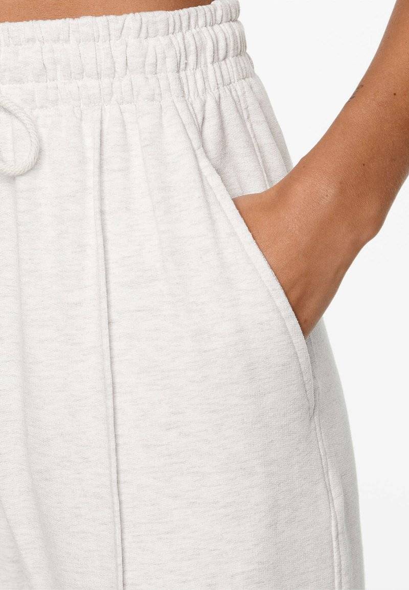 OYSHO OYSHO SOFT TOUCH RELAXED STRAIGHT-LEG - Tracksuit bottoms - mottled light grey Nur noch ein Tag übrig
