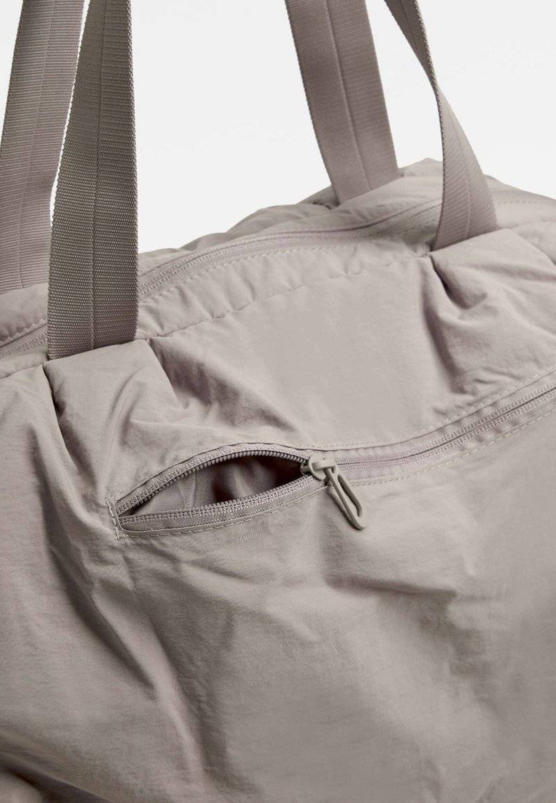 OYSHO OYSHO RUCHED - Holdall - grey Letzte 2 Tage