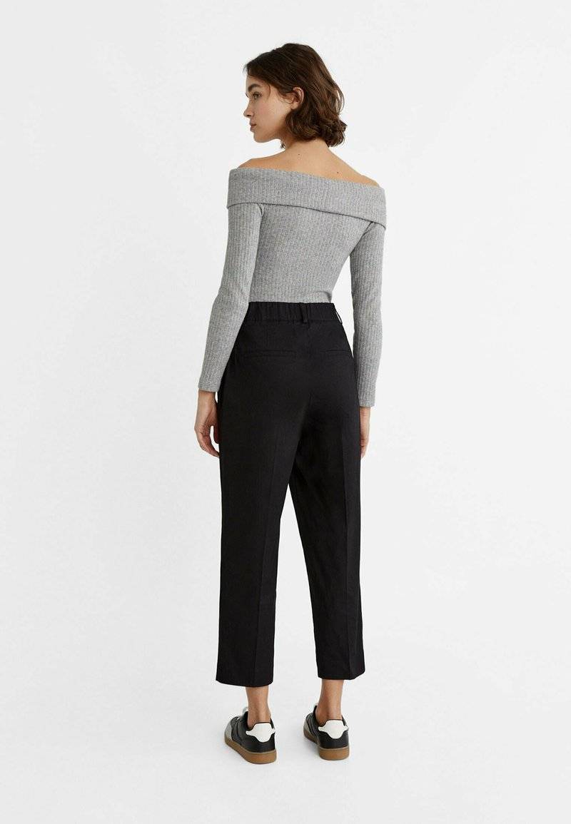 Stradivarius Stradivarius CARROT WITH DARTS DETAIL - Trousers - black Blitzangebot