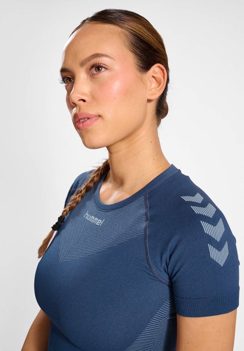 Hummel Hummel FIRST SEAMLESS - Sports T-shirt - vintage indigo Online Shopping