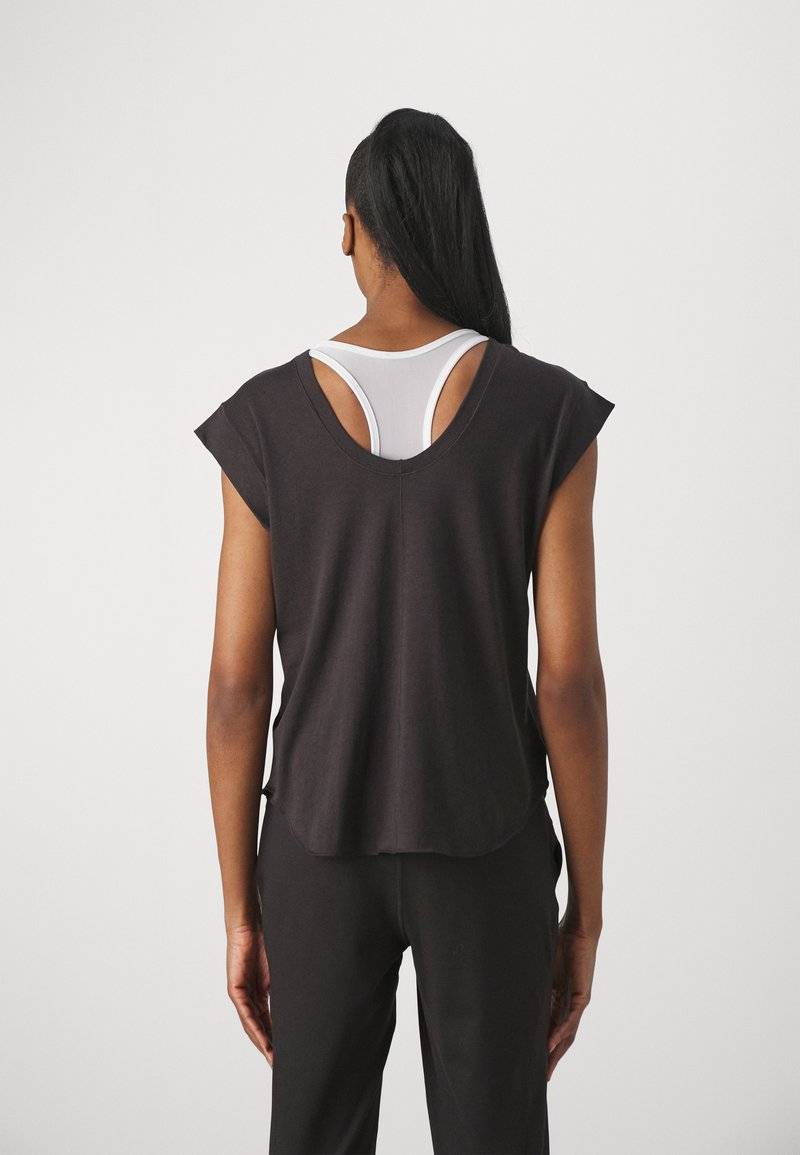 Puma Puma STUDIO FOUNDATIONS TEE - Sports T-shirt - black Cyber Monday