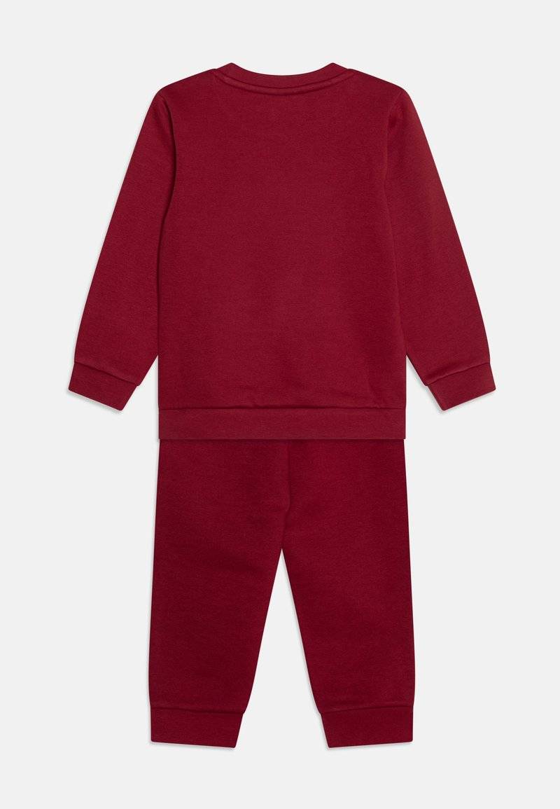 Puma Puma MINICATS CREW JOGGER UNISEX SET - Tracksuit - intense red Saisonale Angebote