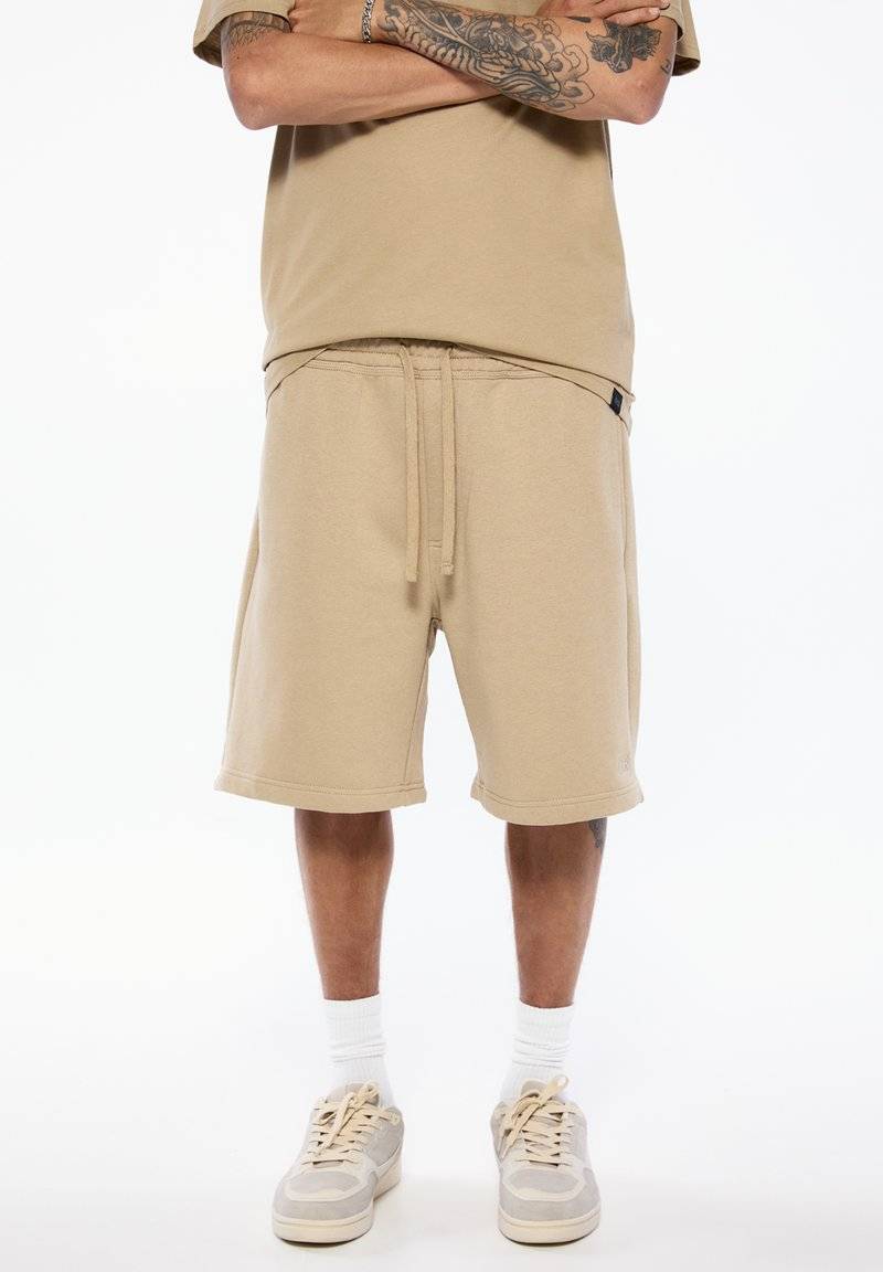 PULL&BEAR PULL&BEAR SET BERMUDA SHORTS AND T-SHIRT - Tracksuit bottoms - sand Vierteljährliche Förderung