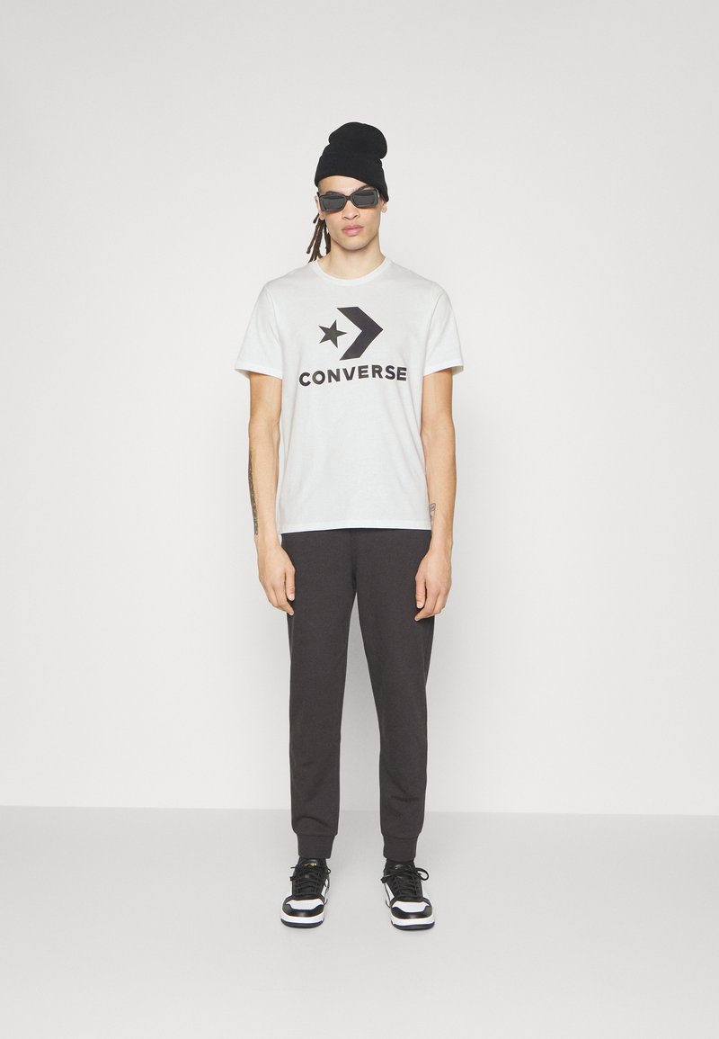 Converse Converse GO TO STAR CHEVRON TEE UNISEX - Print T-shirt - white Hotsell