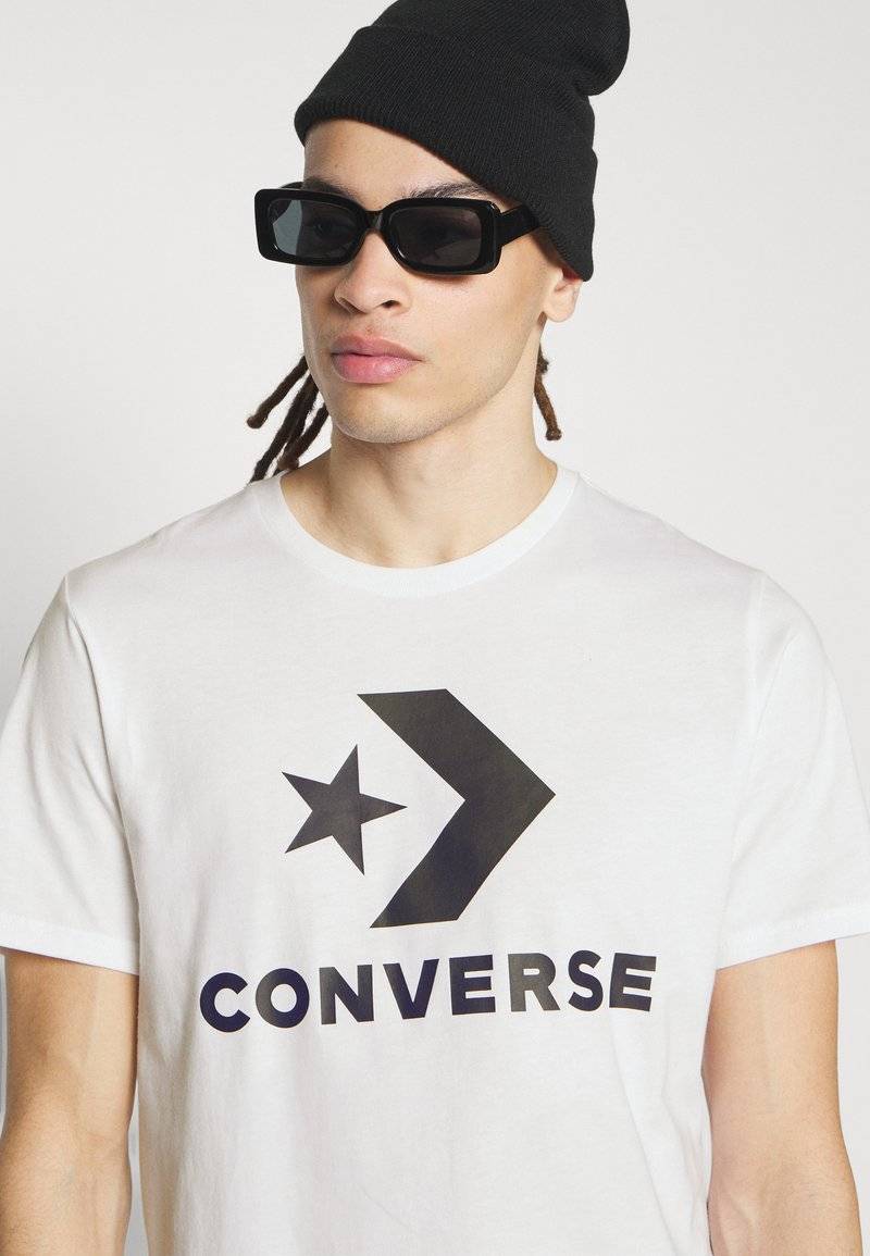 Converse Converse GO TO STAR CHEVRON TEE UNISEX - Print T-shirt - white Hotsell