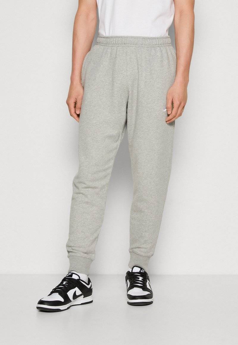 Nike Sportswear Nike Sportswear CLUB JGGR FT - Tracksuit bottoms Rabatt