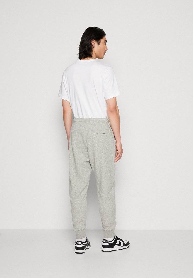 Nike Sportswear Nike Sportswear CLUB JGGR FT - Tracksuit bottoms Rabatt