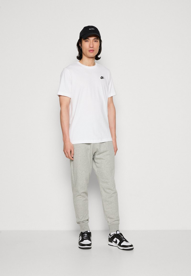 Nike Sportswear Nike Sportswear CLUB JGGR FT - Tracksuit bottoms Rabatt