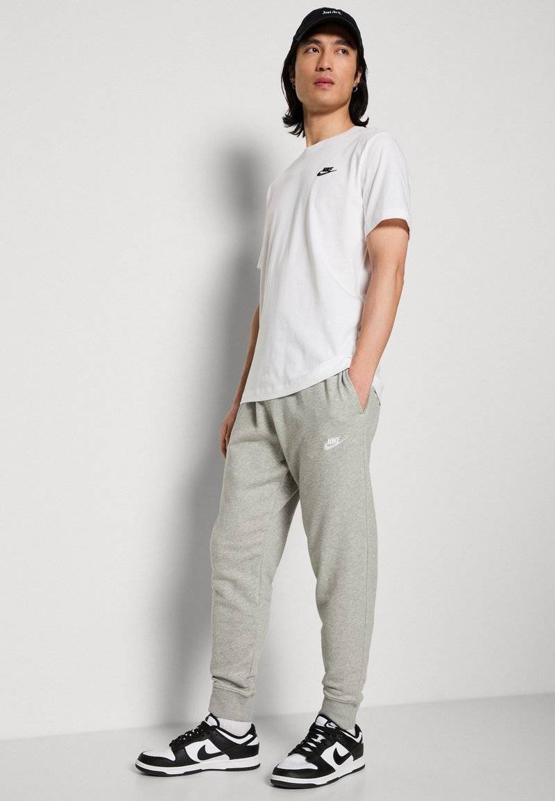 Nike Sportswear Nike Sportswear CLUB JGGR FT - Tracksuit bottoms Rabatt