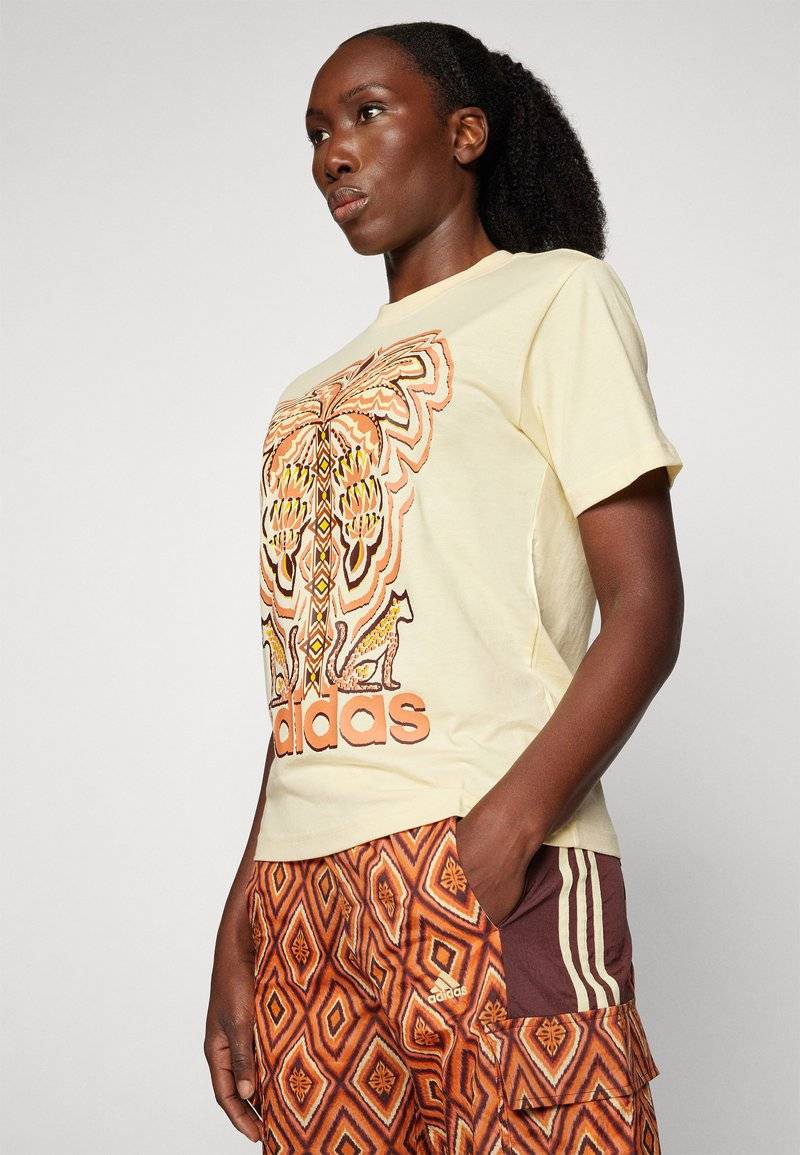 adidas Sportswear adidas Sportswear ADIDAS FARM RIO GRAPHIC - Print T-shirt - easy yellow Wochenangebot