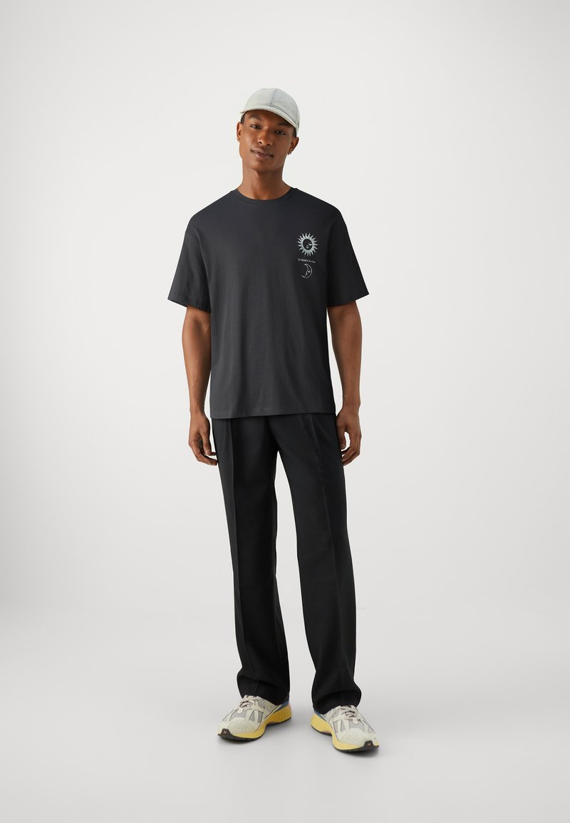Jack & Jones Jack & Jones JORSOLEIL TEE CREW NECK UNISEX - Print T-shirt - black Versandkostenfrei